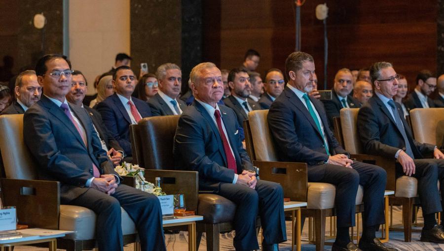 الملك عبدﷲ الثاني يحضر الجلسة الافتتاحية لملتقى الأعمال الأردني - الفيتنامي في العاصمة هانوي 13/11/2025 | المصدر: الديوان الملكي الهاشمي