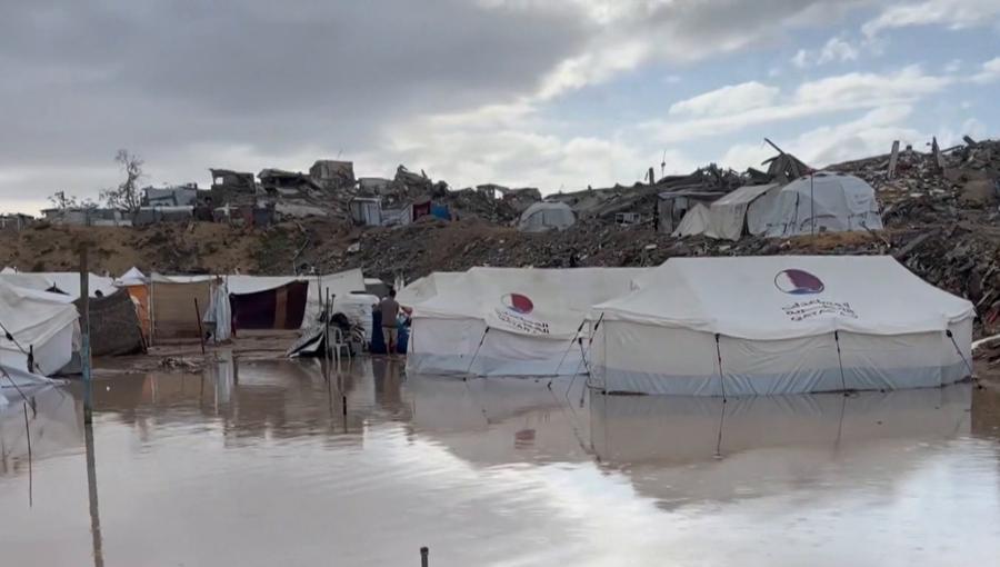 المنخفض الجوي يغرق خيام النازحين في غزة 25/11/2025 | المصدر: الجزيرة