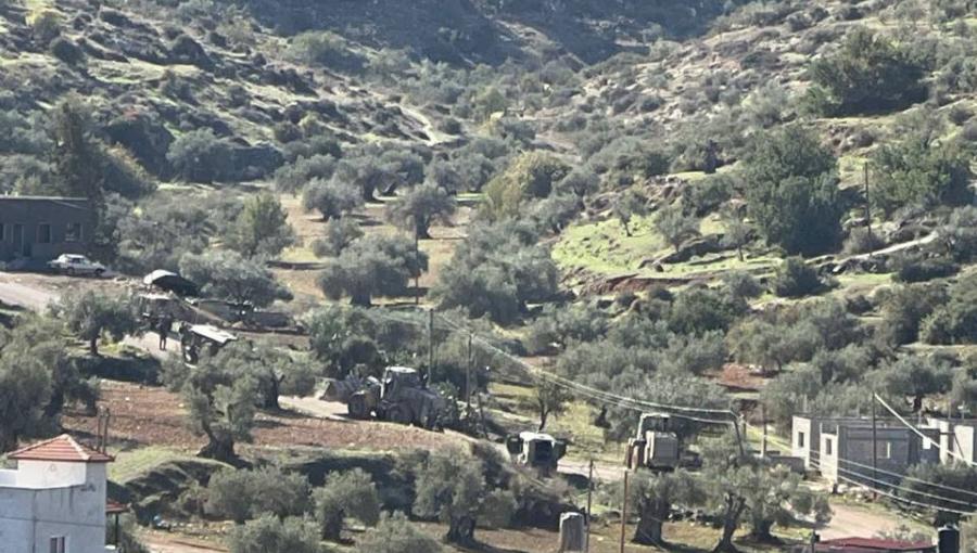 انتشار آليات الاحتلال في واد تياسير خلال الاقتحام الواسع في طوباس 26/11/2025 | فلسطين بوست