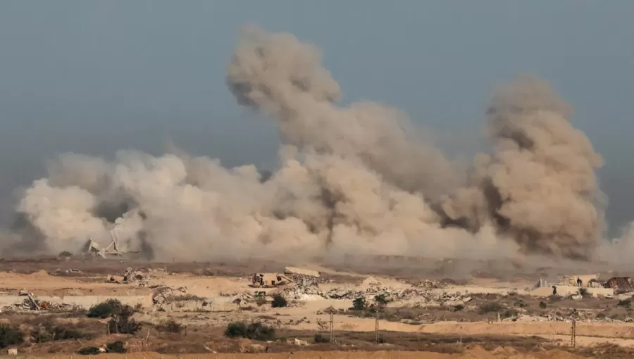 تصاعد الدخان جراء الغارات الإسرائيلية على قطاع غزة | وكالة الأنباء الفرنسية