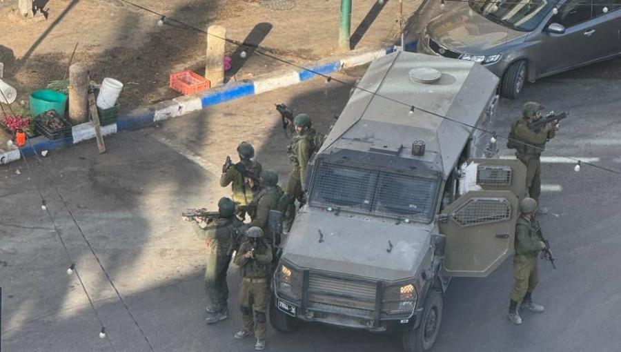 جنود الاحتلال يحيطون بآلية عسكرية خلال اقتحام سابق لمدينة نابلس