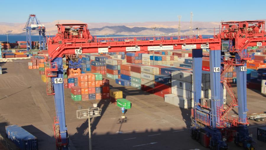 حاويات مستخدمة للاستيراد والتصدير في ميناء العقبة | istockphoto