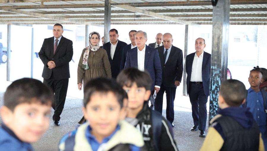 رئيس الوزراء جعفر حسان خلال جولة مدرسة جبل الأمير فيصل الأساسية في لواء الرصيفة محافظة الزرقاء 23/11/2025 | المصدر: رئاسة الوزراء