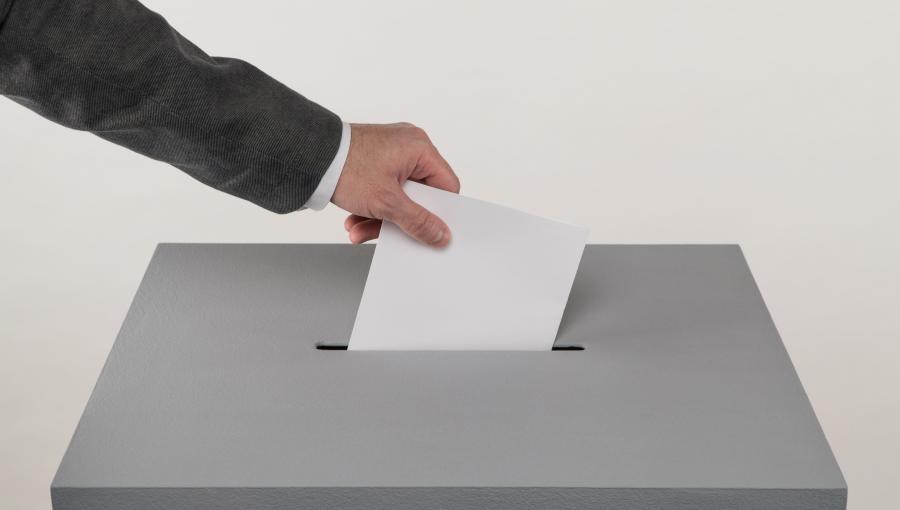 شخص يدلي بصوته داخل صندوق انتخاب | تعبيرية Freepik