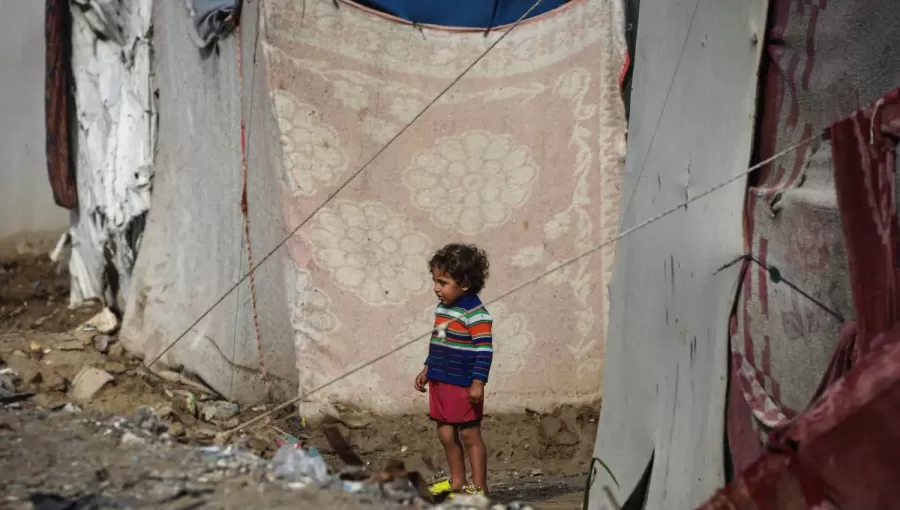 طفل فلسطيني في مخيم النصيرات وسط قطاع غزة 28/11/2025 | وكالة الأنباء الفرنسية