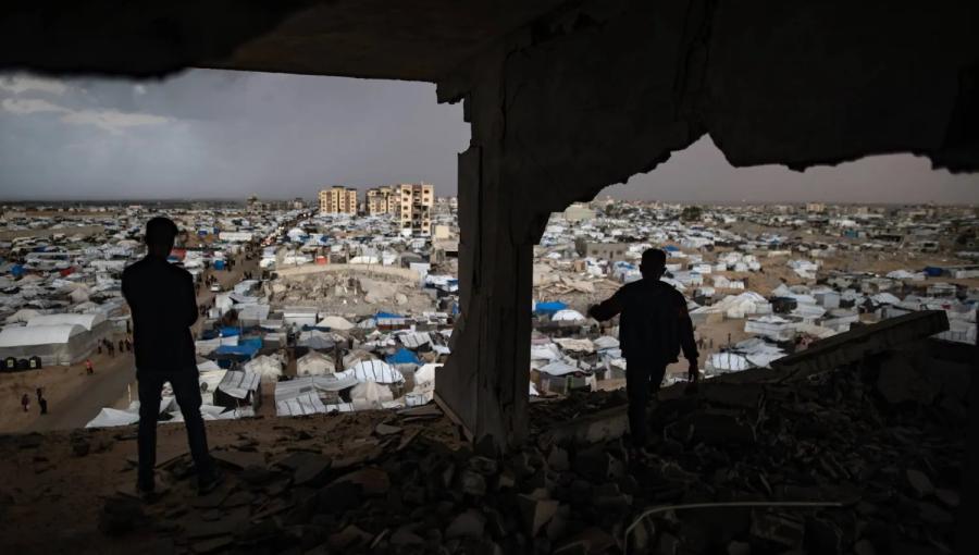 فلسطينيان يقفان داخل مبنى مدمر في خانيونس جنوبي قطاع غزة 16/11/2025 | الوكالة الأوروبية للصور الصحفية