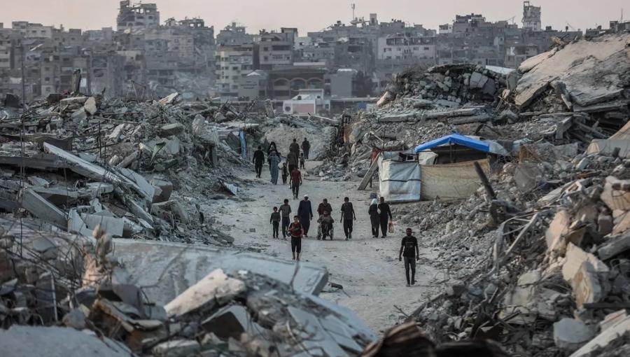 فلسطينيون وسط أنقاض مباني مدمرة في جباليا شمال قطاع غزة | وكالة الأنباء الفرنسية