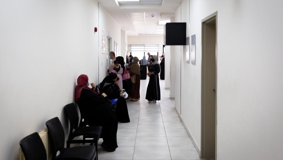 أرشيفية لمراجعين ينتظرون في مركز صحي شامل جبل النصر في عمان | حبر