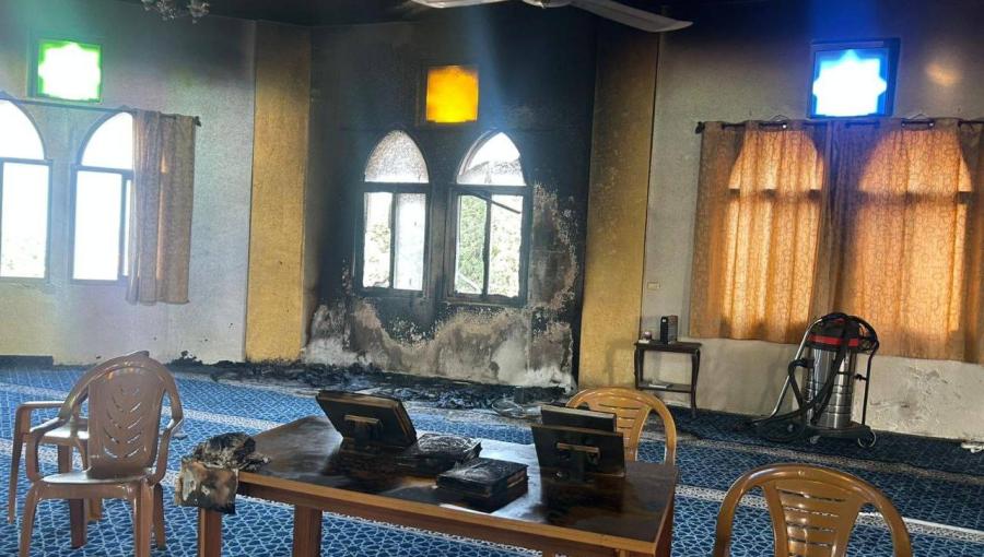 مسجد الحاجة حميدة الذي أحرقه المستوطنون خلال هجومهم  على بلدتي ديراستيا وكفل حارس في سلفيت 13/11/2025 | فلسطين بوست