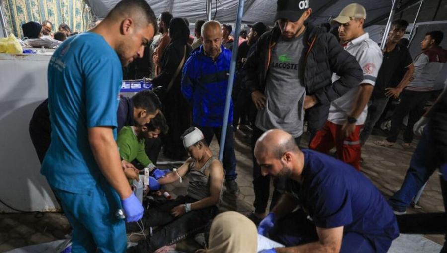 مسعفون وأطباء يقدمون العلاج لعدد من الجرحى داخل خيمة إسعاف مؤقتة بعد غارات شنها جيش الاحتلال على مناطق متفرقة من قطاع غزة 19/11/2025 | المصدر: رويترز