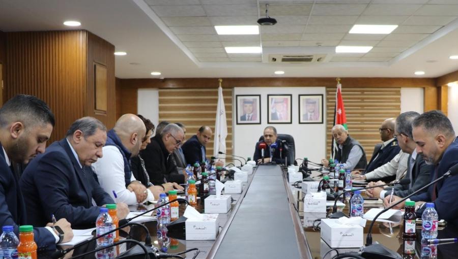 وزير الاستثمار طارق أبو غزالة خلال اجتماع بحضور مدير عام الجمارك أحمد العكاليك، ورئيس غرفتي صناعة الأردن وعمان فتحي الجغبير 25/11/2025 | المصدر: وزارة الاستثمار