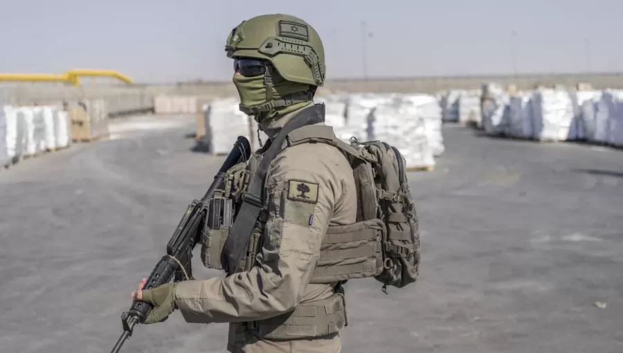 جندي من جيش الاحتلال بجانب طرود مساعدات عند معبر كرم أبو سالم في قطاع غزة | وكالة الأنباء الألمانية