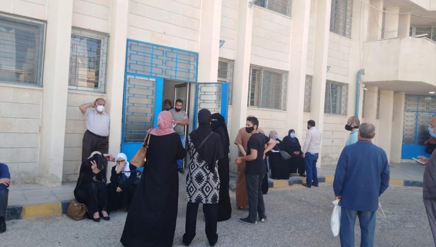 مجموعة من المواطنين ينتظرون أمام مدخل مركز صحي أبو نصير الشامل | أرشيفية