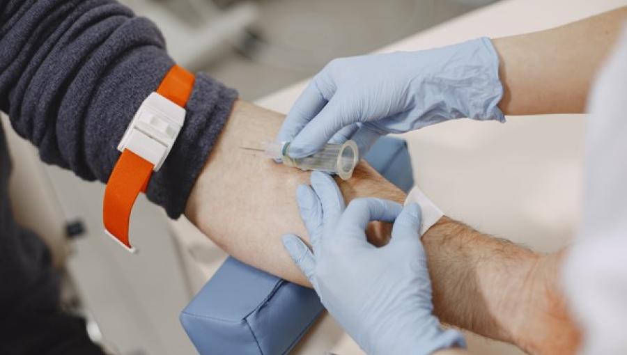 شخص يتبرع بالدم شخص يتبرع بالدم | تعبيرية freepik