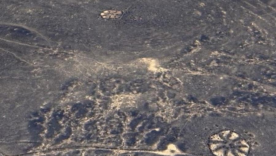 صورة جوية لدوائر أثرية غريبة متناثرة في البادية الأردنية | عمر الدجاني