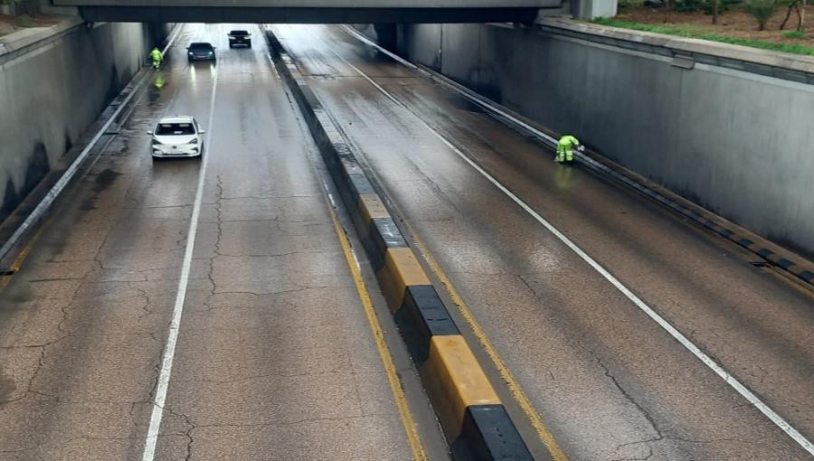 أحد كوادر أمانة عمان الكبرى أثناء عمله خلال المنخفض الجوي