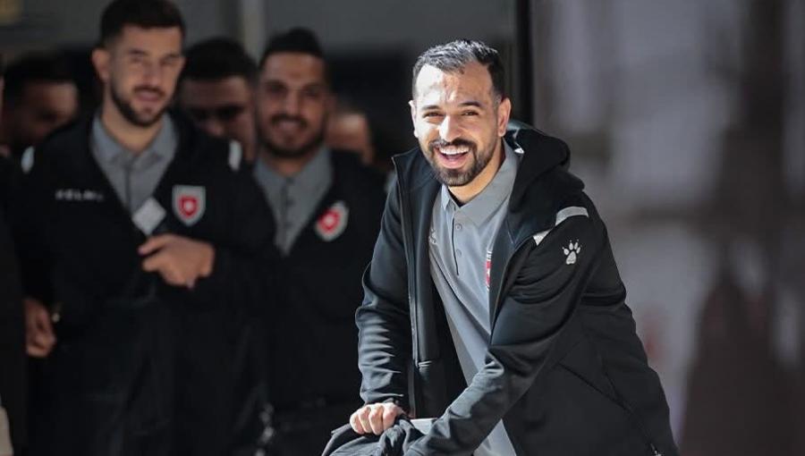 أحد لاعبي المنتخب الأردني خلال مغادرته إلى الدوحة للمشاركة في كأس العرب