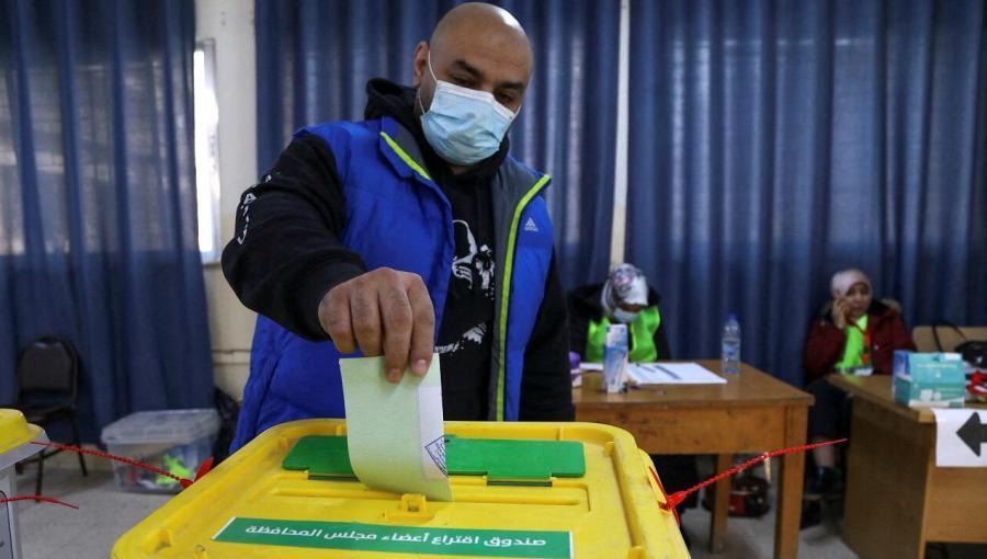 أردني يدلي بصوته في انتخابات المجالس البلدية والمحلية في عمان 22/3/2023 | المصدر: رويترز