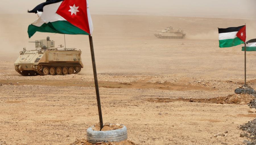العلم الأردني في ساحة تدريب عسكري