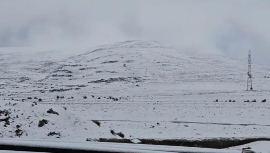 تراكم الثلوج جنوب الطفيلة 17/12/2025