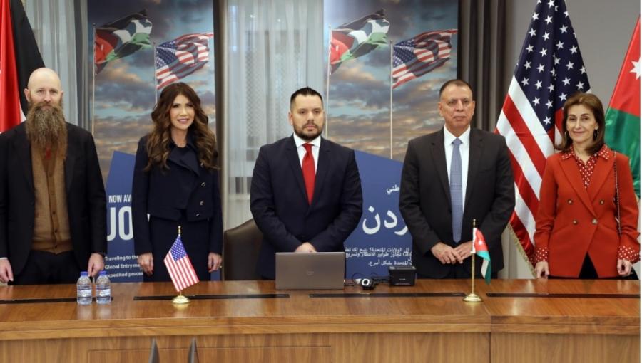 جانب من توقيع الأردن مذكرة تفاهم مع الولايات المتحدة الأميركية للمشاركة في برنامج الدخول العالمي بحضور وزير الداخلية مازن الفراية ووزيرة الأمن الداخلي الأميركية كريستي نويم، عمان 16/12/2025