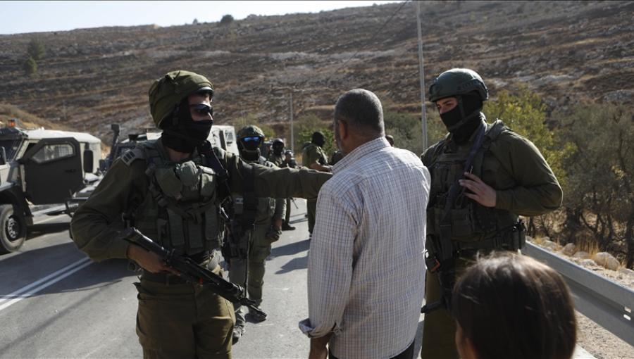 جنود الاحتلال يمنعون فلسطينيين من الوصول لأراضيهم في الضفة الغربية