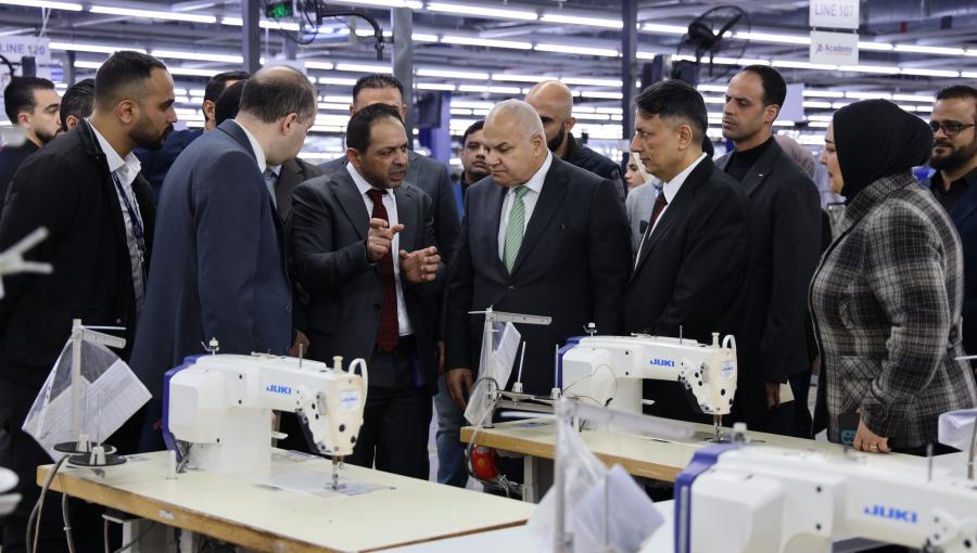 خالد البكار خلال افتتاح توسعة مصنع ألبسة ومحيكات في قضاء الظليل 21/12/2025 | وزارة العمل