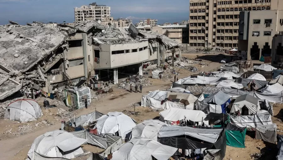 خيام تؤوي عائلات نازحة فقدت بيوتها في محيط مباني دمرتها حرب الإبادة الإسرائيلية في غزة | وكالة الأنباء الفرنسية