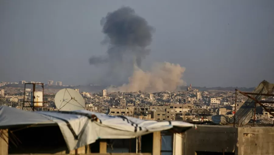 دخان يتصاعد بعد انفجارات نفذها جيش الاحتلال شمال شرقي بيت لاهيا في غزة | وكالة الأنباء الفرنسية