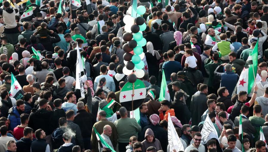 سكان مدينة حماة يحتفلون بالذكرى السنوية الأولى لانهيار نظام بشار الأسد | رويترز