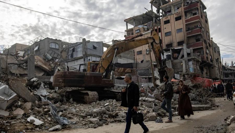 طواقم الدفاع المدني خلال إزالة ركام منزل مدمر في خانيونس جنوب قطاع غزة بحثا عن جثامين شهداء 20/12/2025 | الوكالة الأوروبية للصور الصحفية