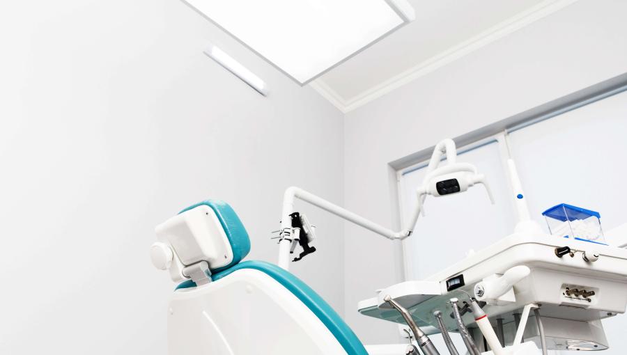 كرسي في عيادة أسنان | تعبيرية