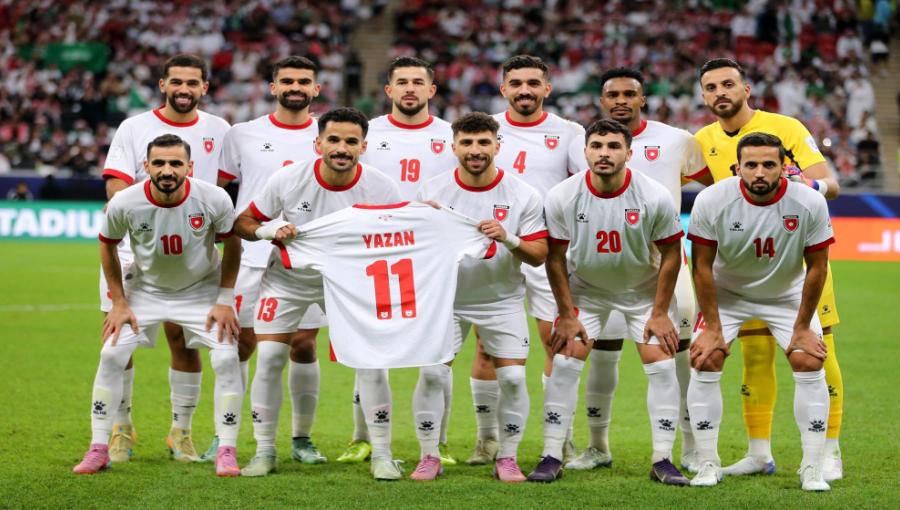 لاعبو المنتخب الأردني يحملون سترة اللاعب المصاب يزن النعيمات قبل مواجهة السعودية 15/12/2025 | رويترز