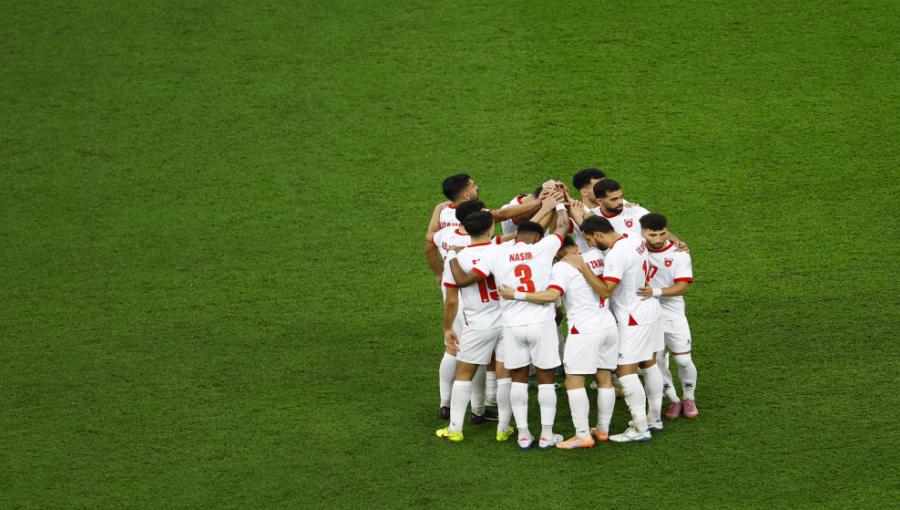 لاعبو المنتخب الوطني لكرة القدم قبل مباراة نصف النهائي من كأس العرب 2025 مع المنتخب السعودي 15/12/2025 | رويترز