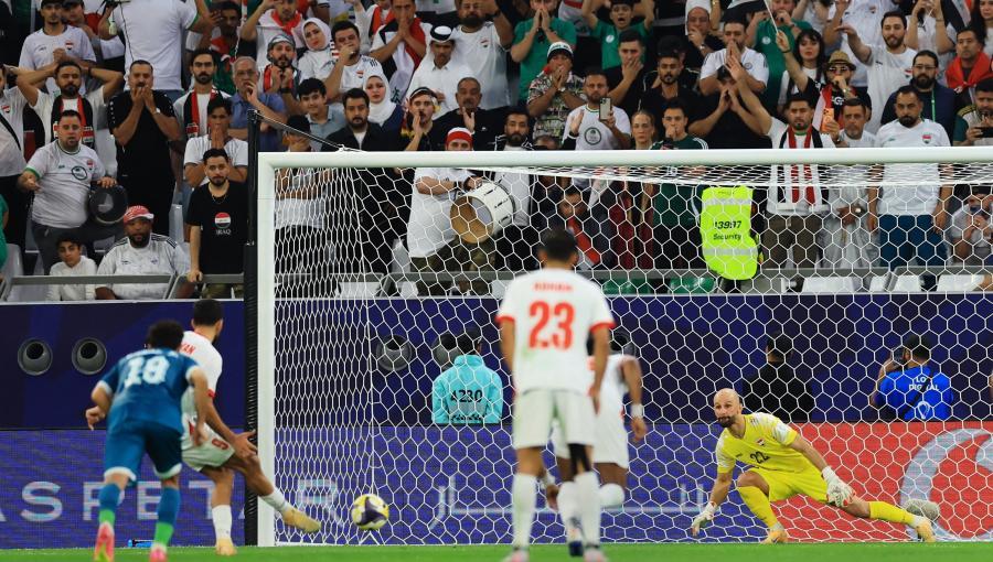 لحظة تنفيذ اللاعب علي علوان ضربة جزاء ضد العراق ضمن منافسات الربع النهائي لبطولة كأس العرب 12/12/2025 | المصدر: رويترز