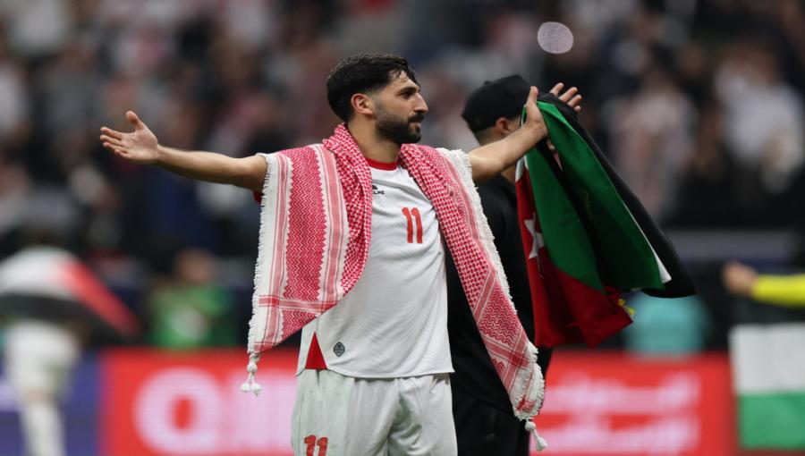 يزن النعيمات خلال احتفاله بفوز المنتخب الأردني في مباراته ضد المنتخب الإماراتي في كأس العرب 3/12/2025 | المملكة