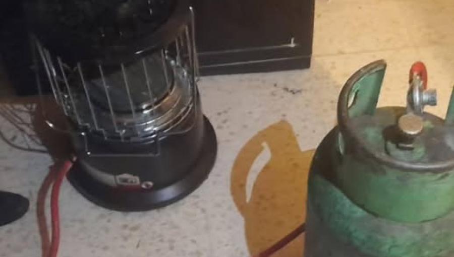مدفأة موصولة بأسطوانة غاز موضوعة داخل منزل | تعبيرية
