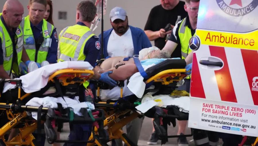 فريق طوارئ يسعف شخصا بعد وقوع حادث إطلاق نار في شاطئ بوندي في سيدني 14/12/2025 | المصدر: أسوشيتد برس