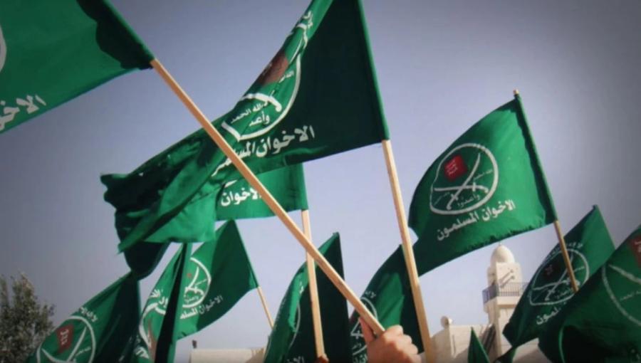 أعلام مرفوعة تحمل شعار جماعة الإخوان المسلمين