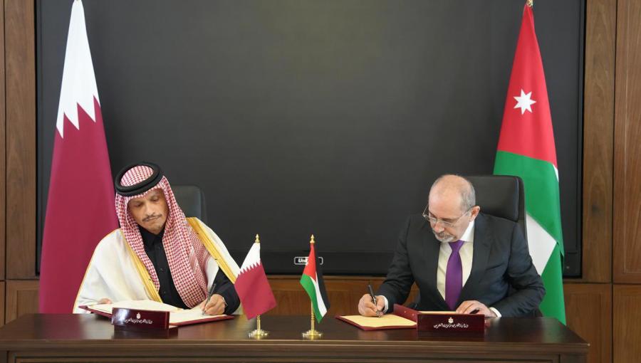 أيمن الصفدي ومحمد بن عبد الرحمن آل ثاني يوقعان محضر اجتماع الدورة الخامسة للجنة العليا الأردنية - القطرية المشتركة، عمان 18/1/2026 | وزارة الخارجية الأردنية