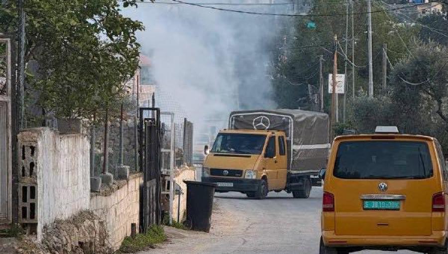 إطلاق قنابل الغاز خلال المواجهات المندلعة عند مفترق قرية كفر عين شمال غرب رام الله 3/1/2026 | فلسطين بوست