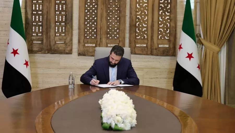 الرئيس السوري أحمد الشرع خلال توقيع الاتفاق مع قسد 18/1/2016 | الرئاسة السورية