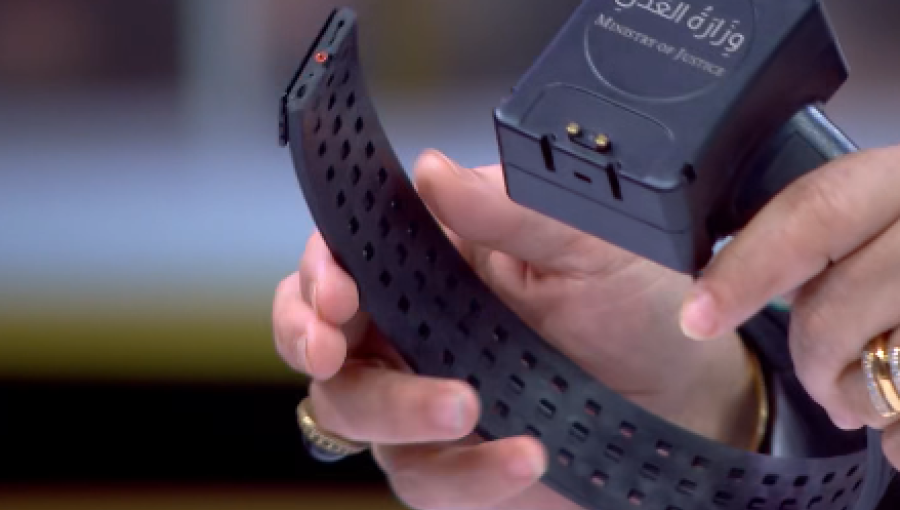 السوار الإلكتروني الذي تستخدمه وزارة العدل بدل الحبس لتتبع بعض الحالات | لقطة شاشة من التلفزيون الأردني