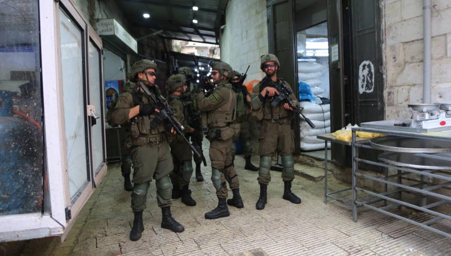 جنود الاحتلال خلال اقتحام محلات في سوق نابلس بالضفة الغربية 1/1/2026 | وكالة الأنباء الألمانية