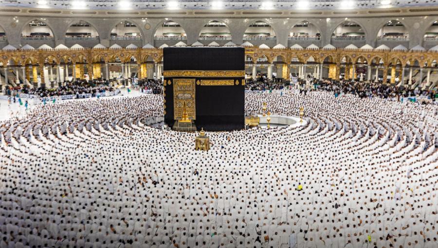 حجاج يؤدون مناسك الحج حول الكعبة المشرفة | وزارة الحج والعمرة السعودية