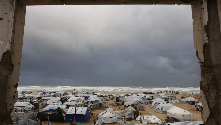 خيام تؤوي عائلات فلسطينية نازحة على طول شاطئ مدينة غزة | وكالة الأنباء الفرنسية