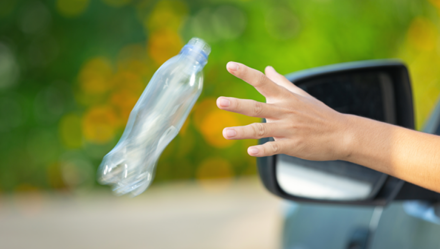 شخص يرمي علبة من السيارة | تعبيرية freepik