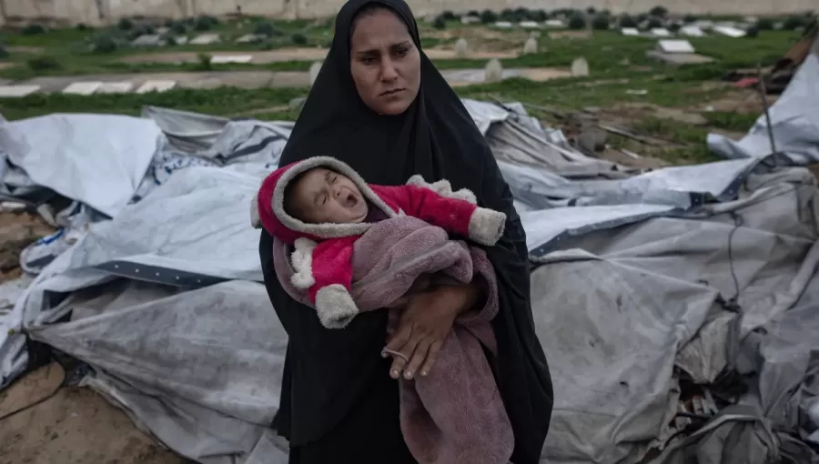 فلسطينية تحمل طفلها الرضيع بعد أن انهارت خيمتها في خانيونس جنوب قطاع غزة جراء الرياح القوية والأمطار | الوكالة الأوروبية للصور الصحفية