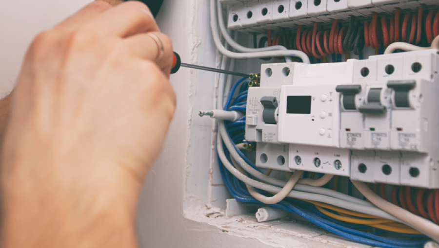 فني يصلح أسلاك كهرباء | تعبيرية freepik