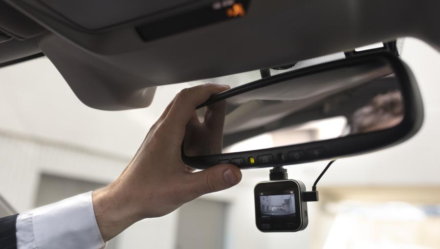 كاميرة مراقبة معلقة على مرآة سيارة | تعبيرية Freepik